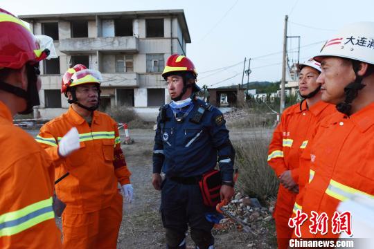 通過此次演練，進一步檢驗了部隊實戰(zhàn)能力，增強了官兵自信心?！菈鄢?攝